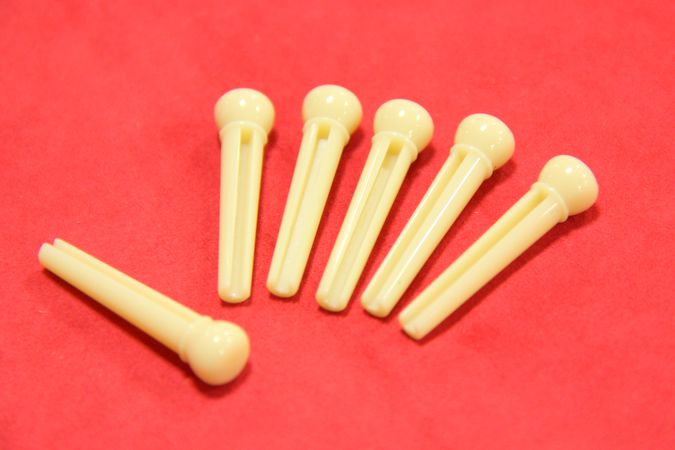 アコースティックギター　ブリッジピン　プラスティック