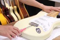 ブリッジを前後に調整